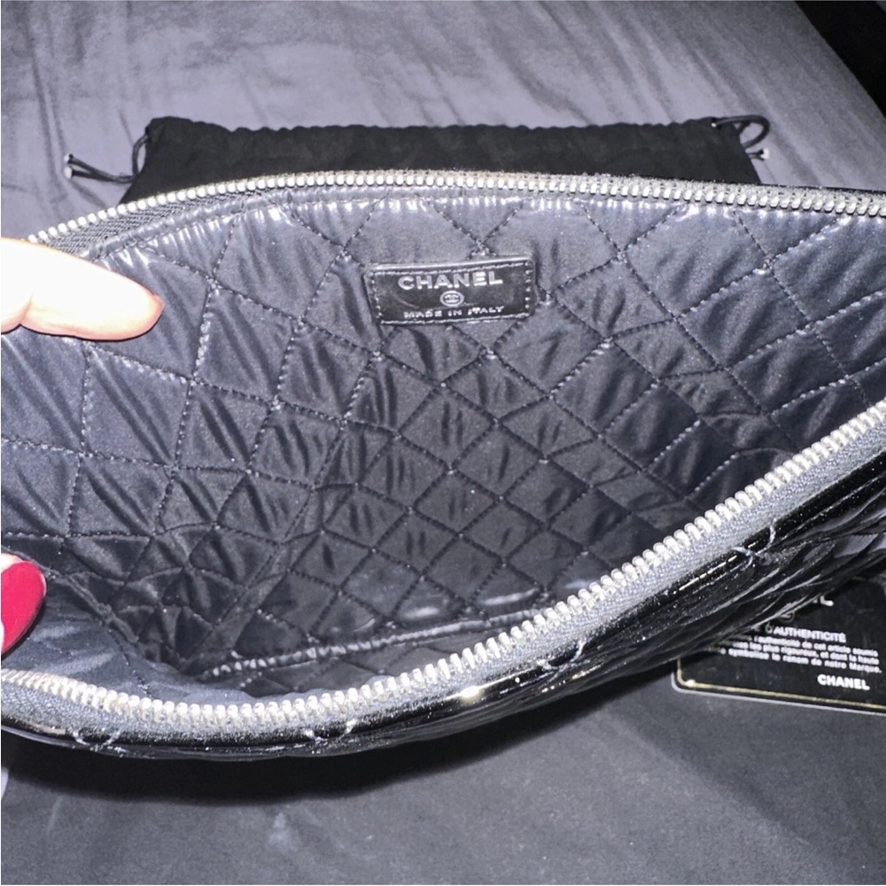 CHANEL Glossy Black Quilted Clutch - Picture 4 of 10